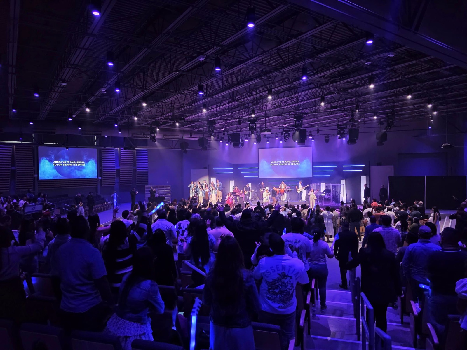 Adoración en Model Church