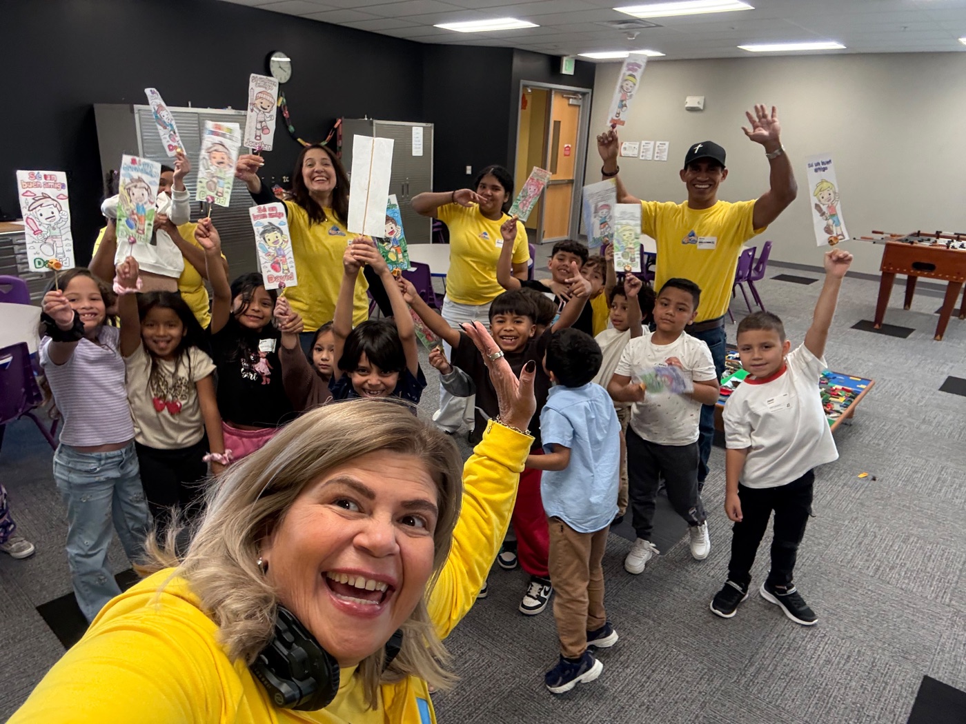 Niños y maestros de IgleKids