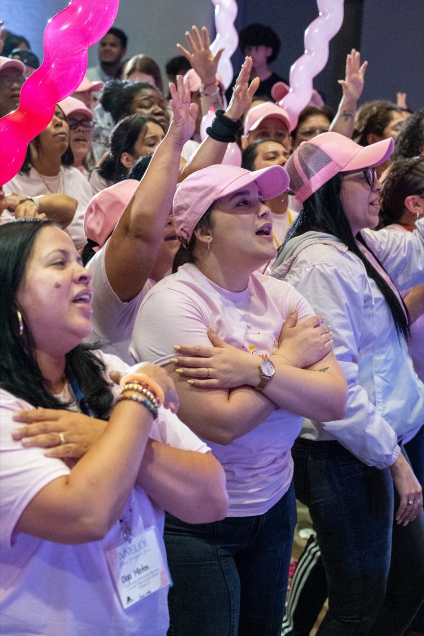 Mujeres celebrando en el encuentro Cara a Cara